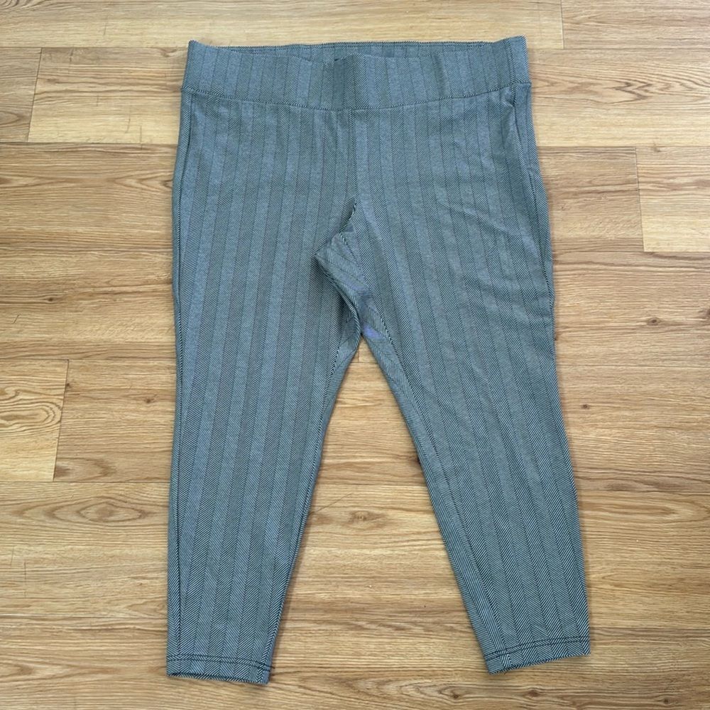 Torrid Herringbone Black White Pull-on Cropped Pants Size 3 Slimming Waist Plus
